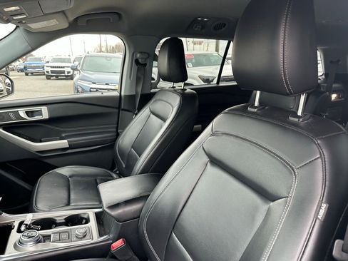 Used 2021 Ford Explorer XLT w/ Equipment Group 202A image 3