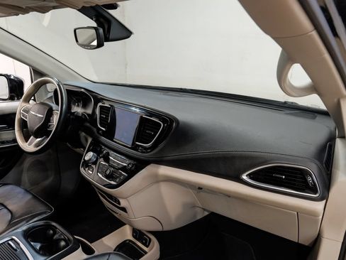 Used 2020 Chrysler Pacifica Limited FWD image 21