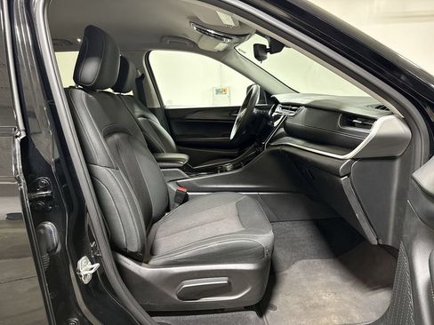 Used 2023 Jeep Grand Cherokee Laredo AWD/4WD image 21