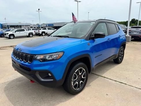 Used 2025 Jeep Compass Trailhawk AWD/4WD image 1