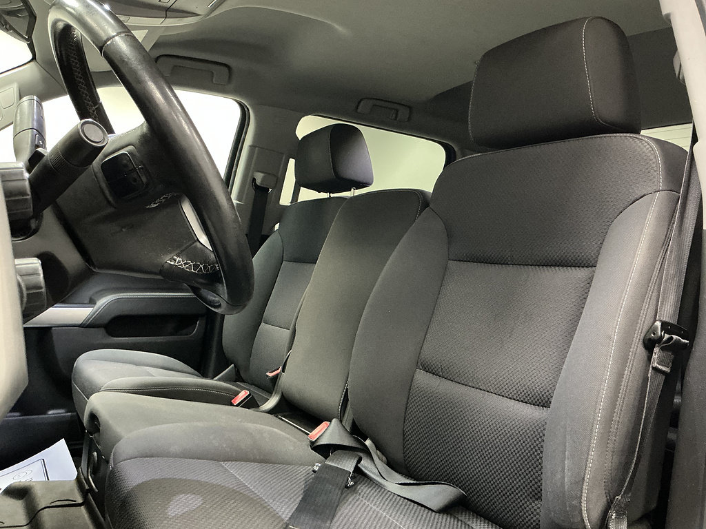 Used 2018 Chevrolet Silverado 1500 LT w/ All Star Edition AWD/4WD image 9