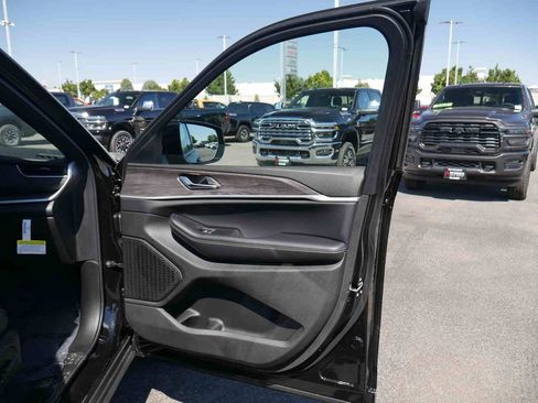 New 2025 Jeep Grand Cherokee Limited image 24