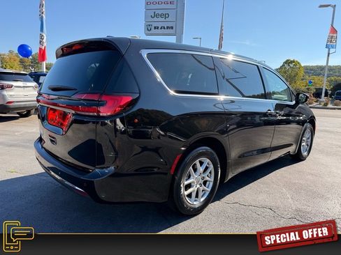 Used 2024 Chrysler Pacifica Touring-L image 4