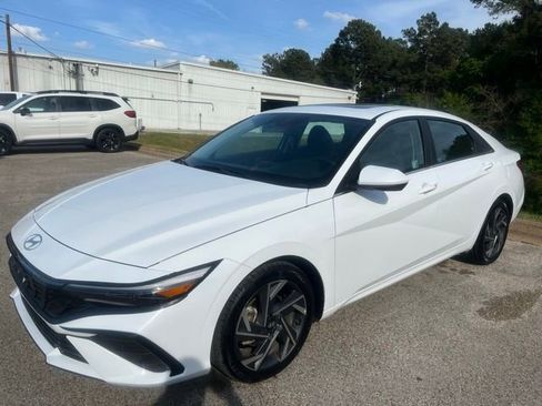 Used 2025 Hyundai Elantra SEL image 1