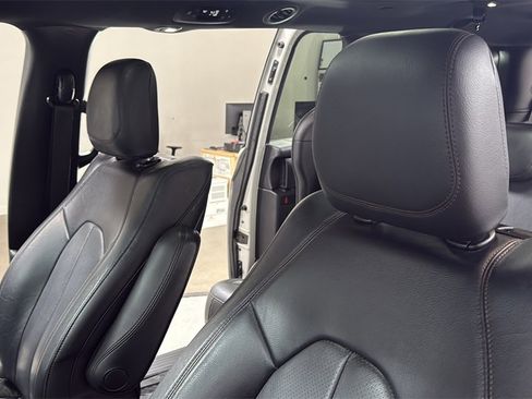 Used 2020 Chrysler Pacifica Touring-L image 13