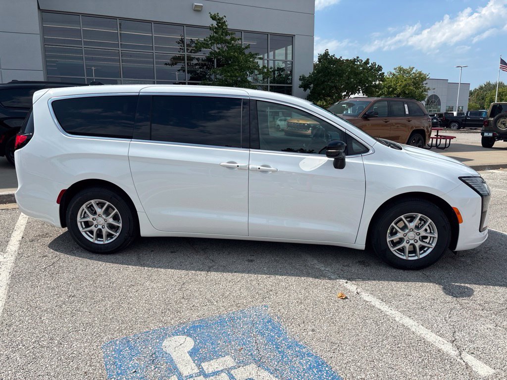 New 2027 Chrysler Pacifica Select FWD image 13