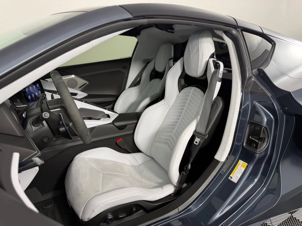 Used 2021 Chevrolet Corvette Stingray Premium Cpe w/ Z51 Performance Package RWD image 5