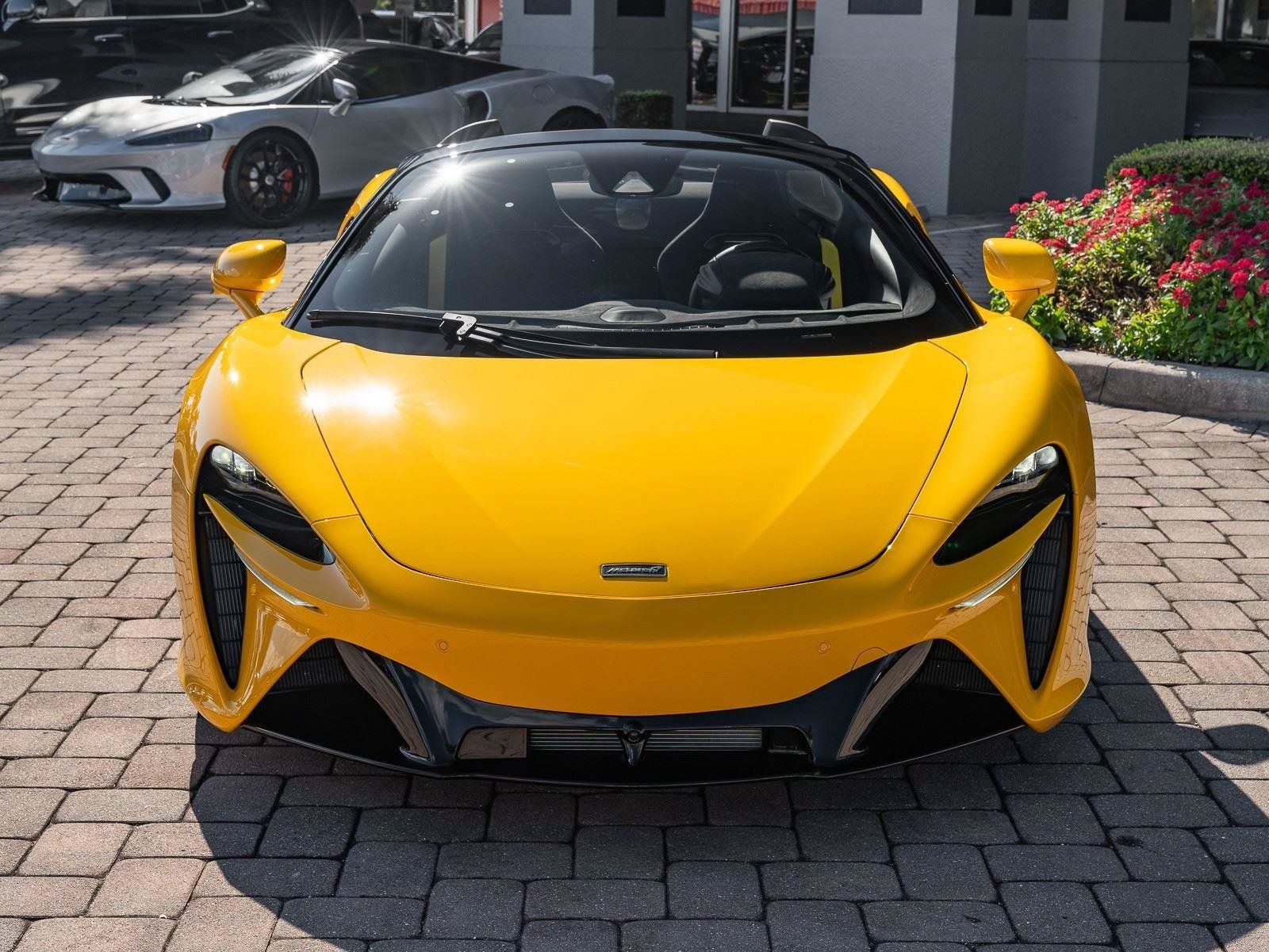 Used 2025 McLaren Artura Spider RWD image 16
