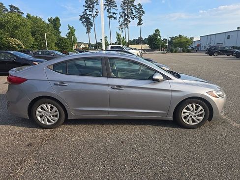 Used 2017 Hyundai Elantra SE FWD image 4