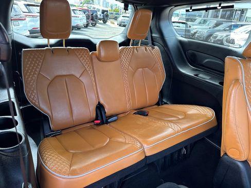 Certified 2022 Chrysler Pacifica Pinnacle FWD image 18