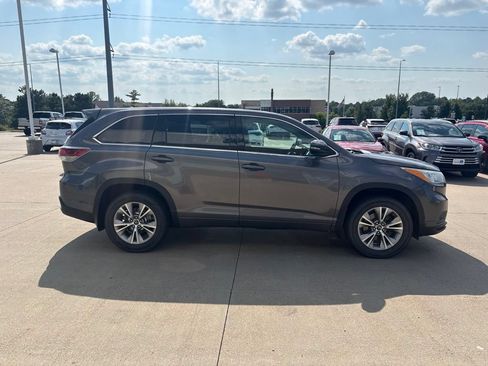 Used 2016 Toyota Highlander LE AWD/4WD image 4