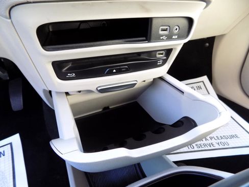 Used 2017 Chrysler Pacifica Touring-L Plus w/ Tire & Wheel Group image 40