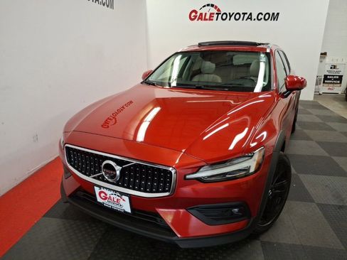 Used 2020 Volvo V60 T5 Cross Country AWD/4WD image 3