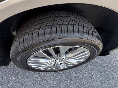 Used 2023 Toyota Venza XLE AWD/4WD image 28
