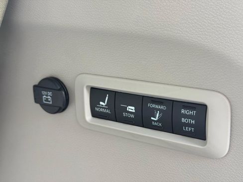Used 2017 Chrysler Pacifica Limited FWD image 13