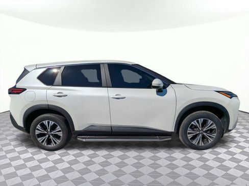 Used 2023 Nissan Rogue SV image 2