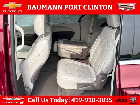 Used 2021 Chrysler Pacifica Touring-L w/ Premium & Safety Sphere Group AWD/4WD image 25