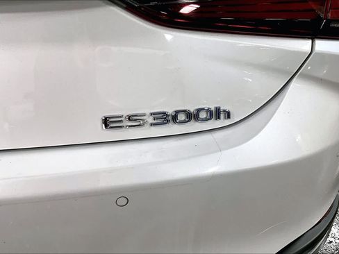 Used 2022 Lexus ES 300h Luxury w/ Accessory Package 2 image 10