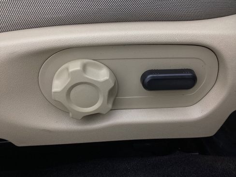 Used 2017 Ford Taurus SE image 39