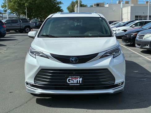 Used 2023 Toyota Sienna Platinum AWD/4WD image 11