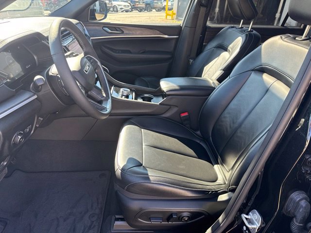 Used 2025 Jeep Grand Cherokee L Limited w/ Black Appearance Package AWD/4WD image 19