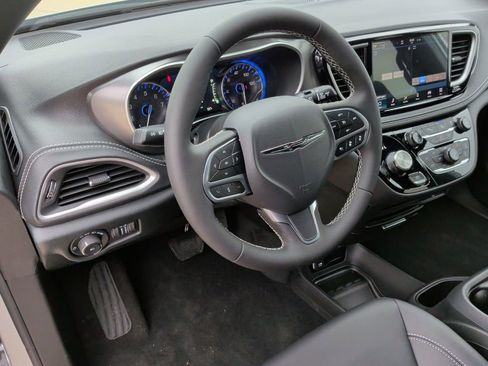 New 2026 Chrysler Pacifica Select image 14