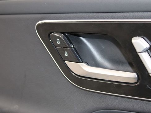 Used 2024 Mercedes-Benz GLC 300 4MATIC image 39