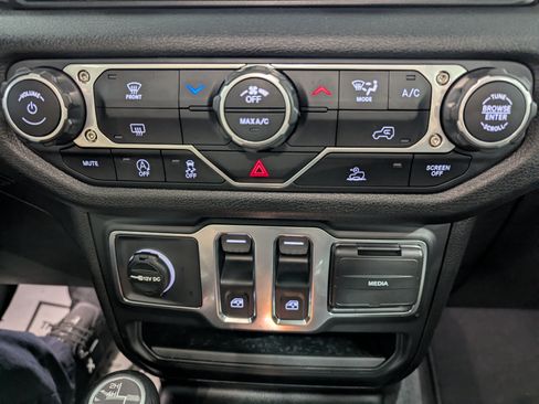 Used 2025 Jeep Wrangler Sport AWD/4WD image 15