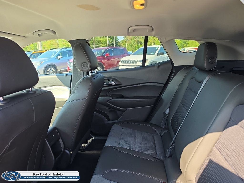 Used 2025 Chevrolet Trax LT FWD image 37