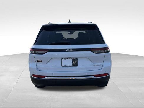 Used 2023 Jeep Grand Cherokee Laredo w/ Luxury Tech Group I RWD image 4