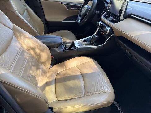 Used 2019 Toyota RAV4 Limited image 39