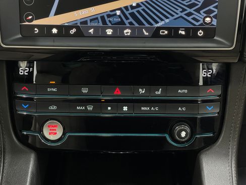 Used 2019 Jaguar F-PACE Prestige image 26