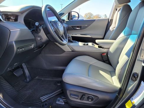 Certified 2024 Toyota Venza XLE image 4