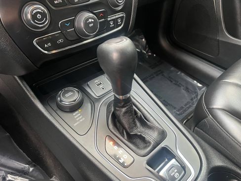 Used 2019 Jeep Cherokee Latitude Plus AWD/4WD image 30