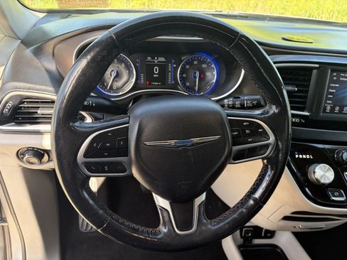 Used 2019 Chrysler Pacifica Touring-L FWD image 11