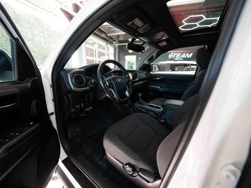 Used 2016 Toyota Tacoma TRD Sport w/ Premium & Technology Package image 8