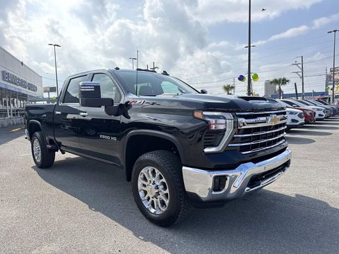 Used 2025 Chevrolet Silverado 2500 LTZ w/ LTZ Plus Package image 3