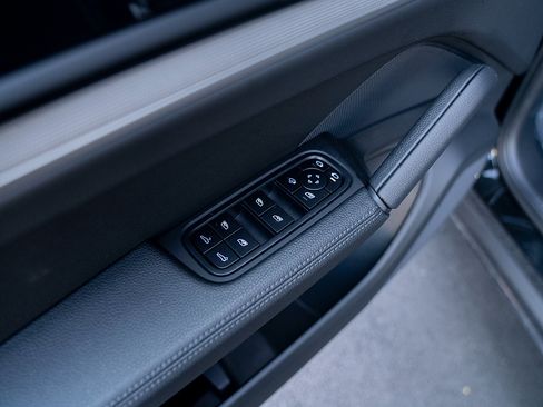 Certified 2025 Porsche Cayenne image 18