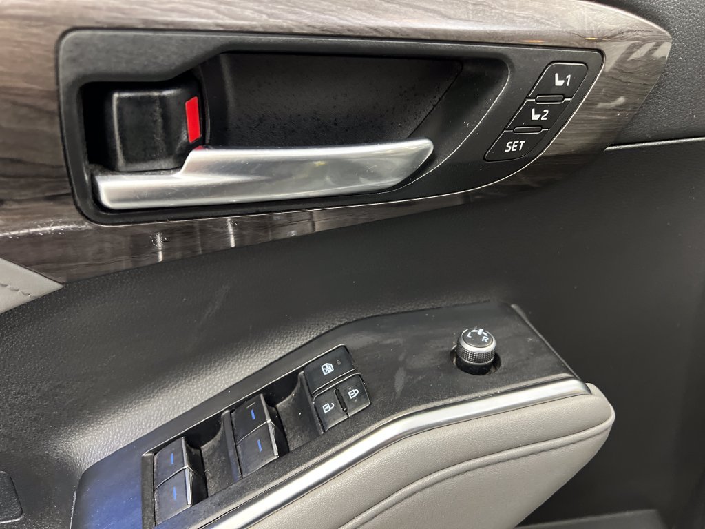 Used 2020 Toyota Highlander Platinum FWD image 15