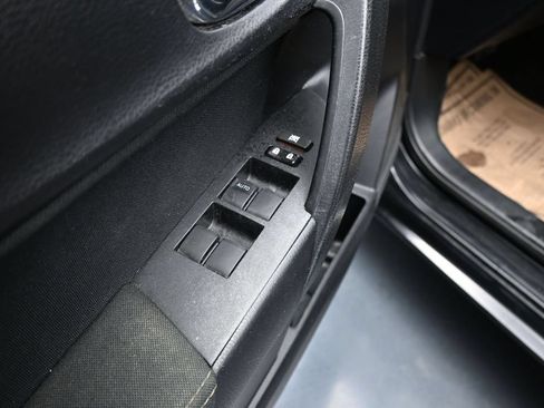 Used 2018 Toyota Corolla LE FWD image 11