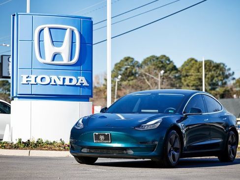 Used 2018 Tesla Model 3 Long Range image 1