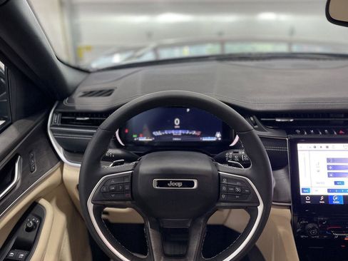 Used 2023 Jeep Grand Cherokee Limited w/ Black Appearance Package image 4