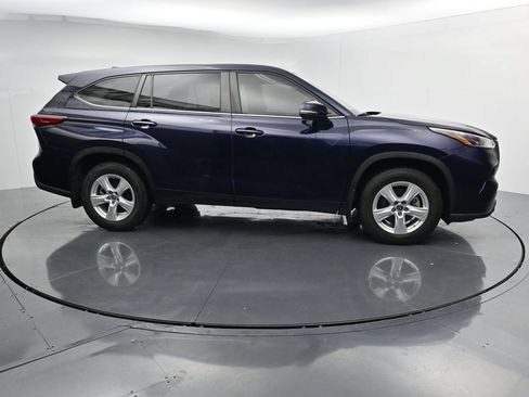 Used 2023 Toyota Highlander LE AWD/4WD image 9