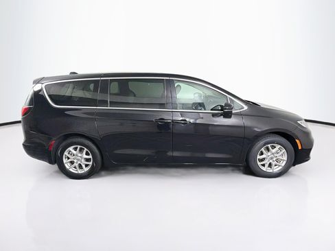 Used 2024 Chrysler Pacifica Touring-L FWD image 10