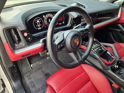 Certified 2024 Porsche Cayenne S AWD/4WD image 4