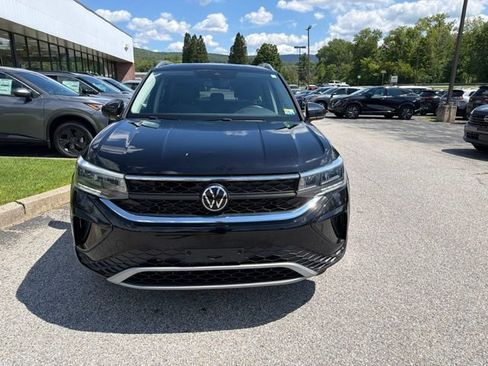 Used 2023 Volkswagen Taos SE w/ Panoramic Sunroof Package AWD/4WD image 2
