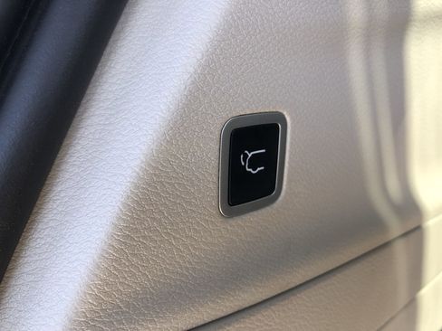 Used 2024 Chrysler Pacifica Touring-L image 10