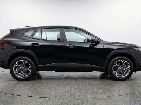 Used 2025 Chevrolet Trax LT image 11