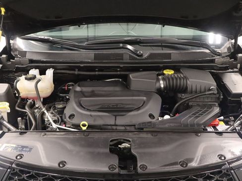 Used 2025 Chrysler Pacifica Limited image 24