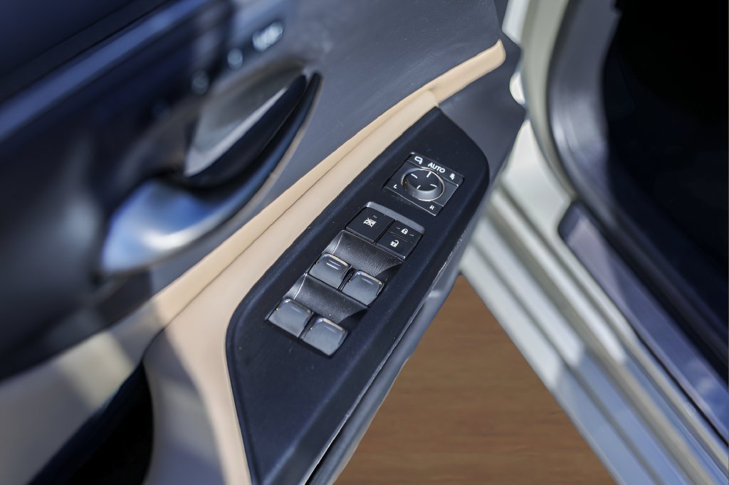 Used 2021 Lexus ES 300h w/ Premium Package FWD image 22